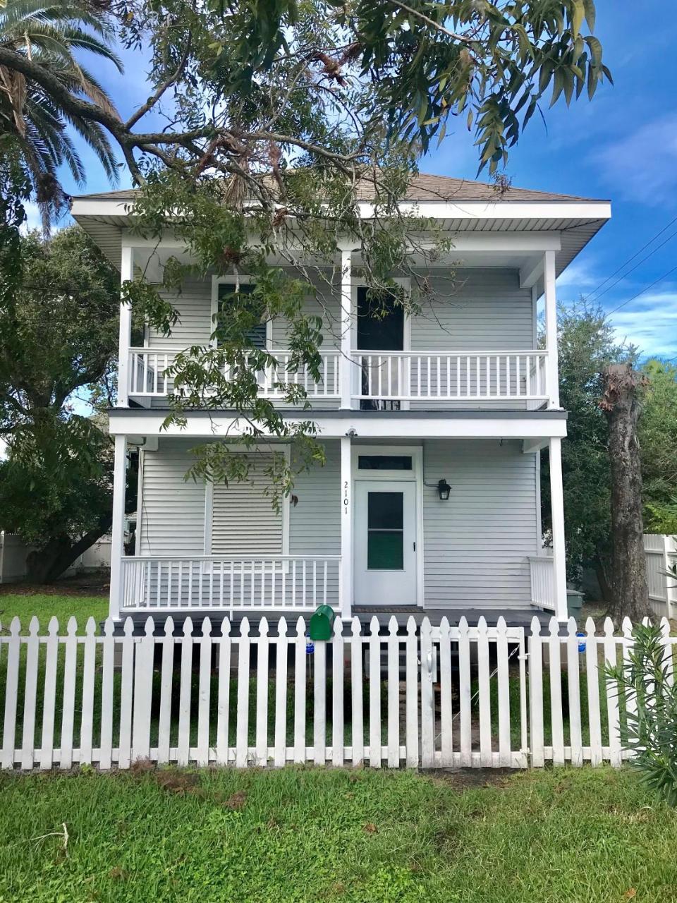 Beautiful Two-Story In Central Galveston, Short Walk To Beach, Near Downtown! | Seas The Breeze Villa Exterior photo