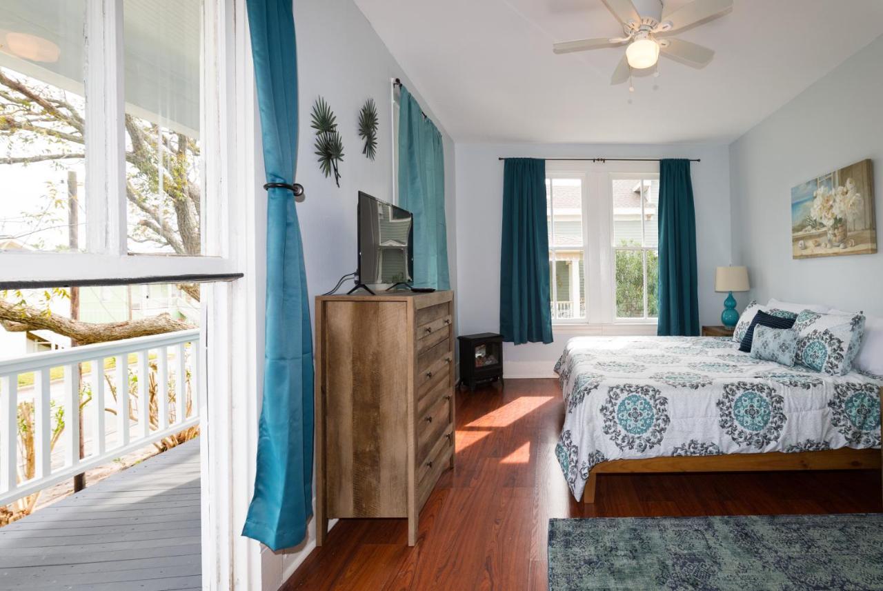 Beautiful Two-Story In Central Galveston, Short Walk To Beach, Near Downtown! | Seas The Breeze Villa Exterior photo